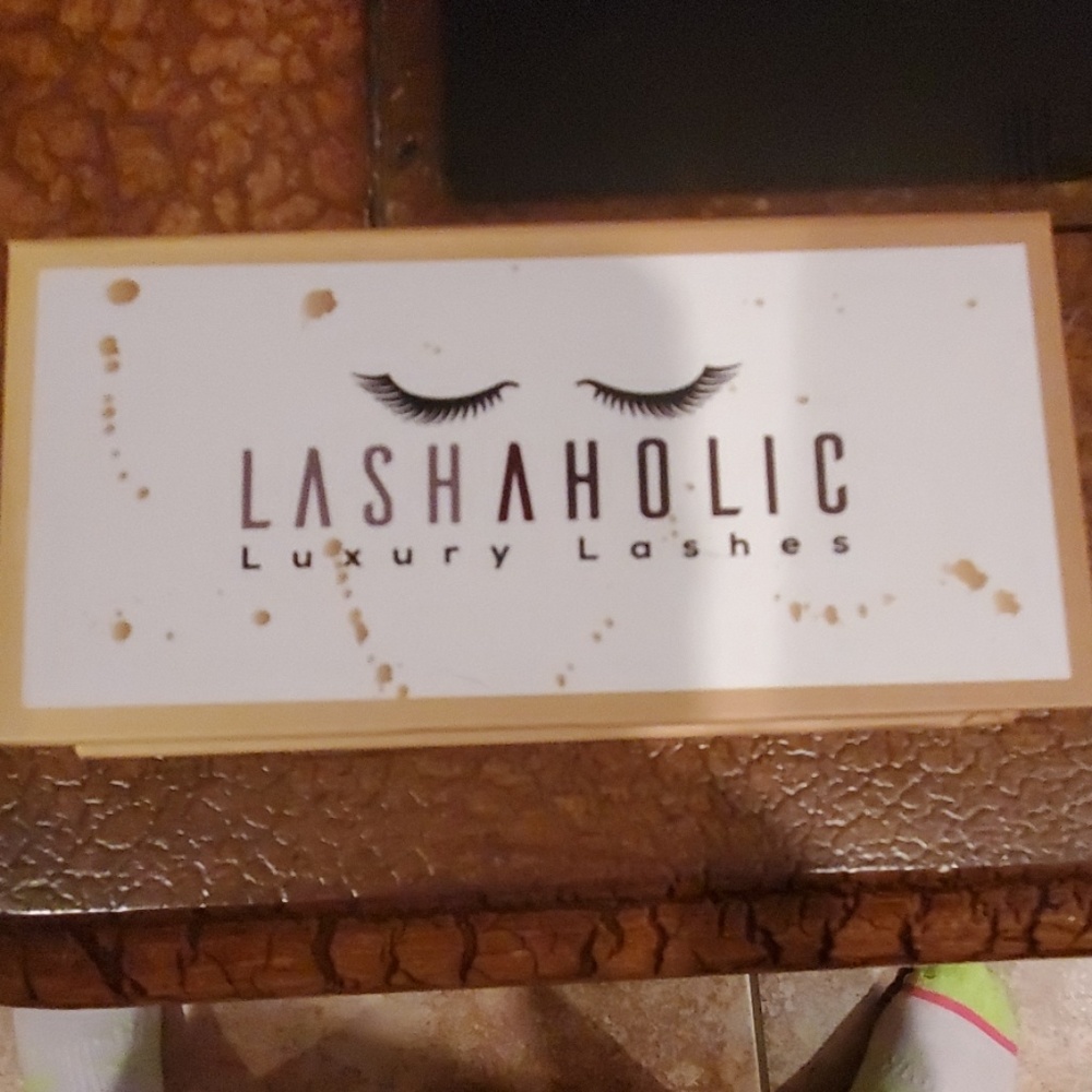 Lashaholic luxury lashes